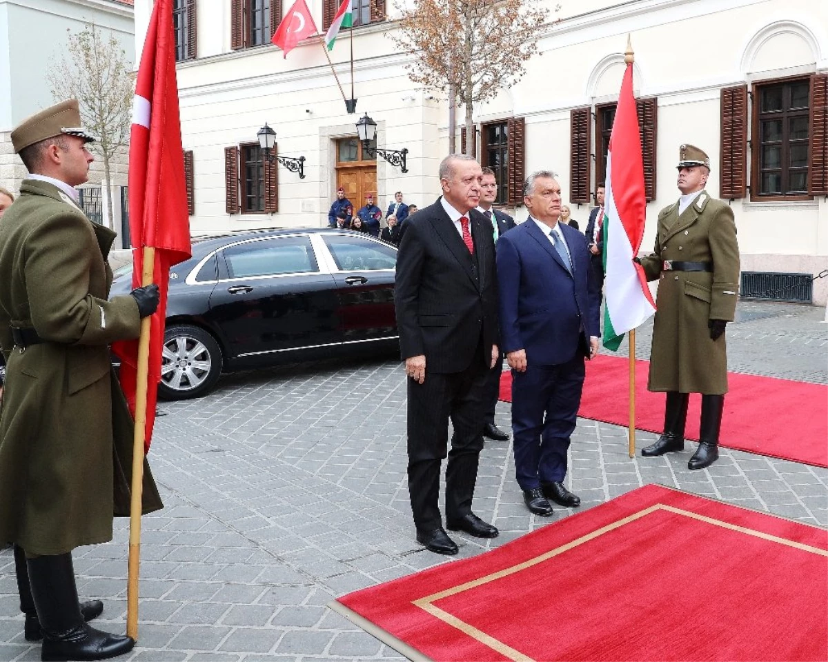 Cumhurbaşkanı Erdoğan, Macaristan\'da resmi törenle karşılandı