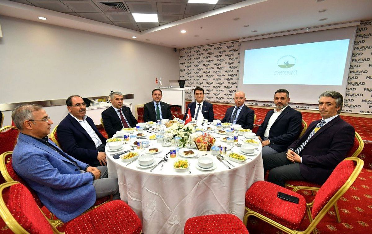 Dündar sosyal belediyeciliği anlattı