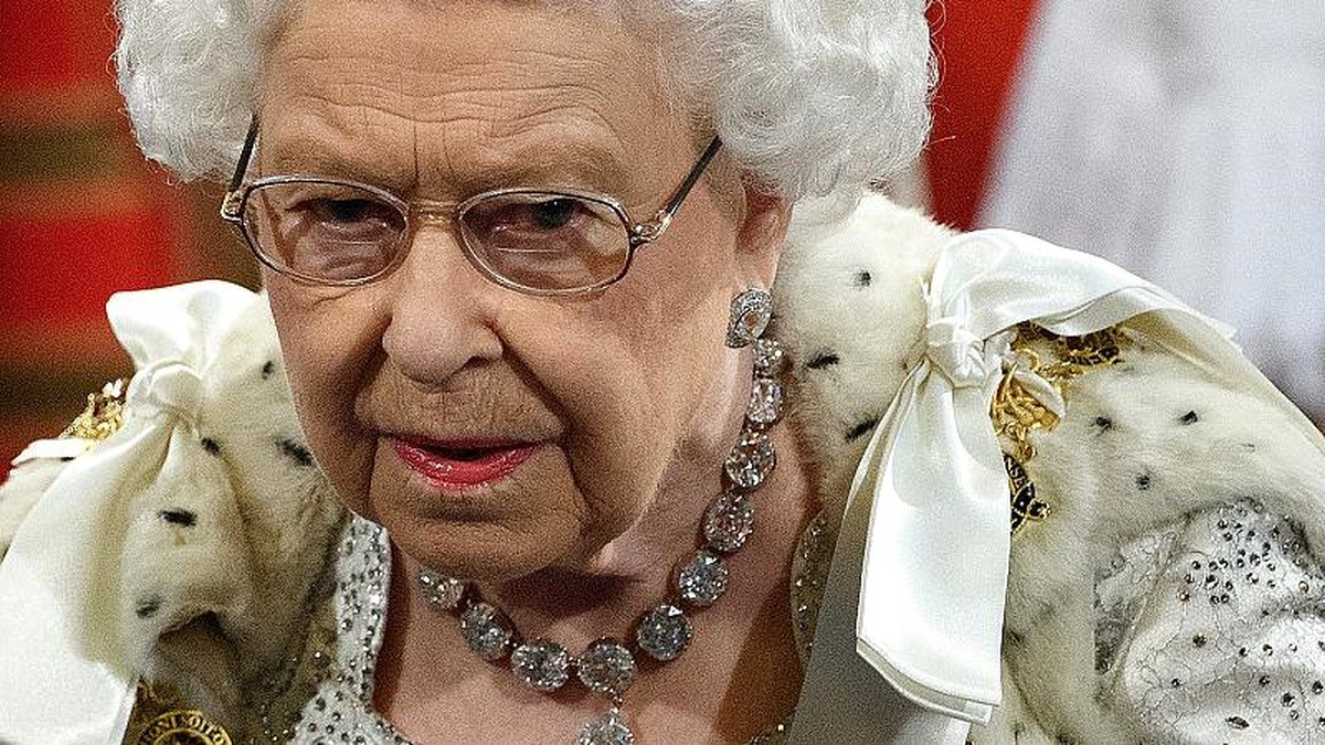 İngiltere Kraliçesi II. Elizabeth yeni dikilecek kıyafetlerinde suni kürk kullanma kararı aldı