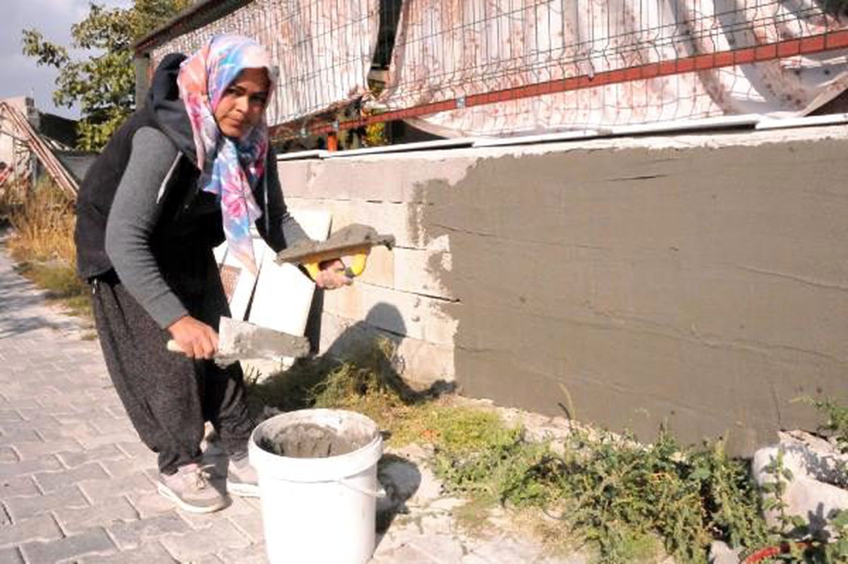 İnşaat ustası muhtarın işini, karısı üstlendi