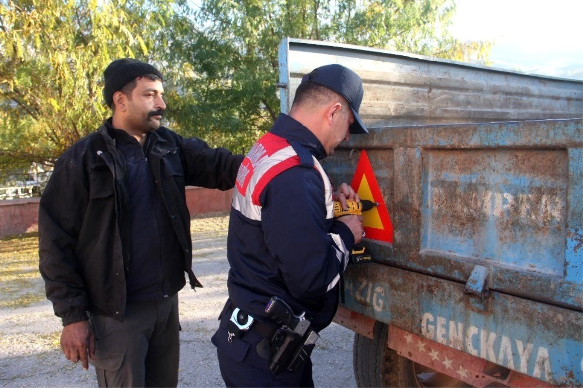 Jandarma, traktör sürücülerini bilgilendirip reflektör taktı