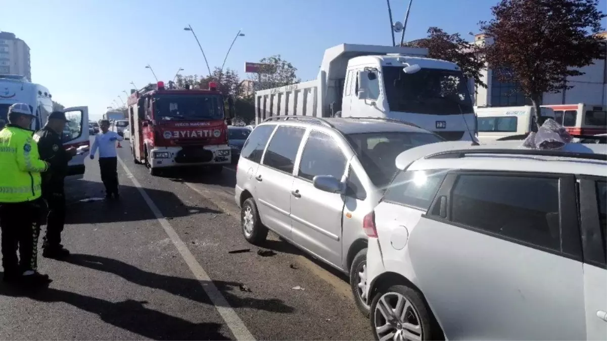 Kayseri\'de 4 aracın karıştığı zincirleme trafik kazası: 5 yaralı