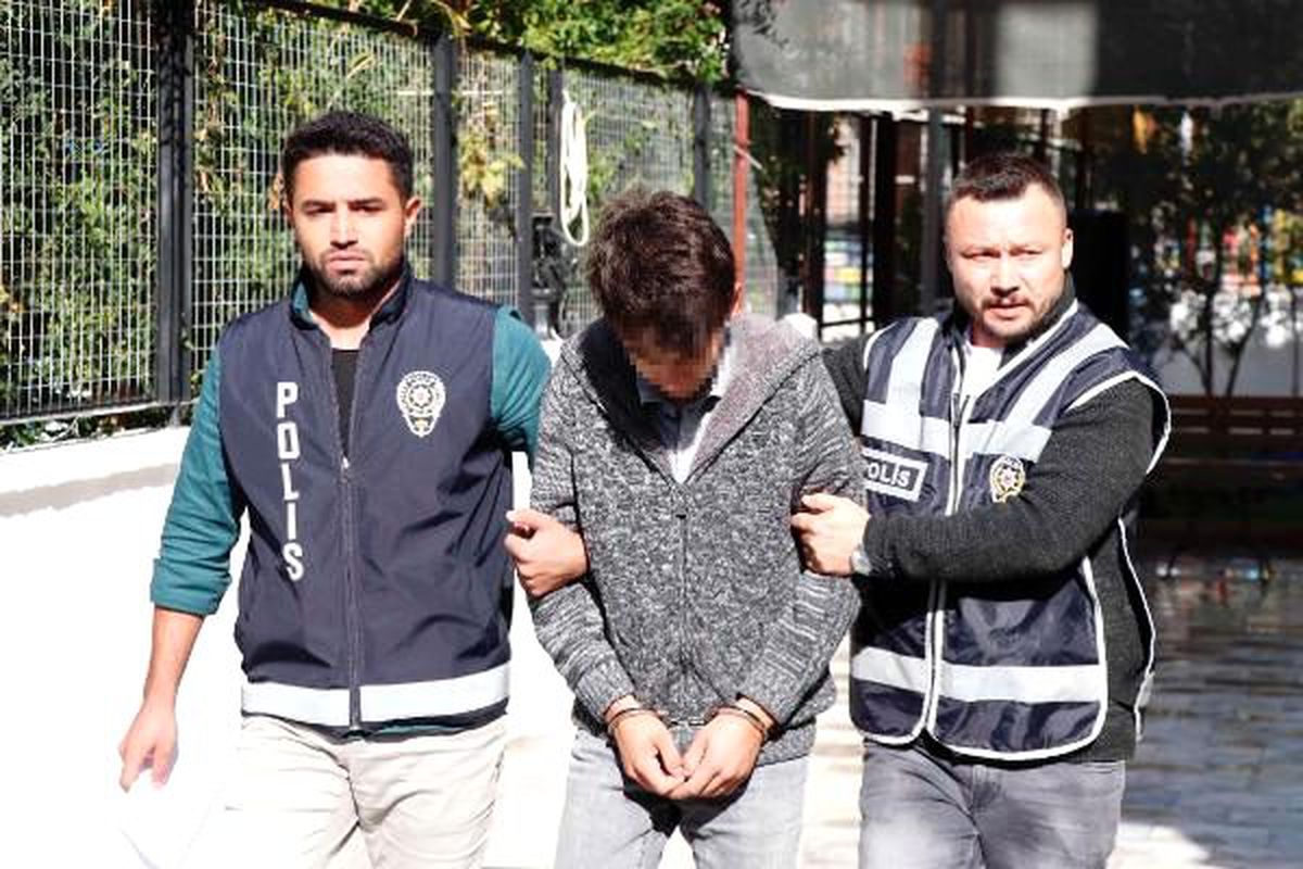 Maket polis aracından hırsızlık kamerada
