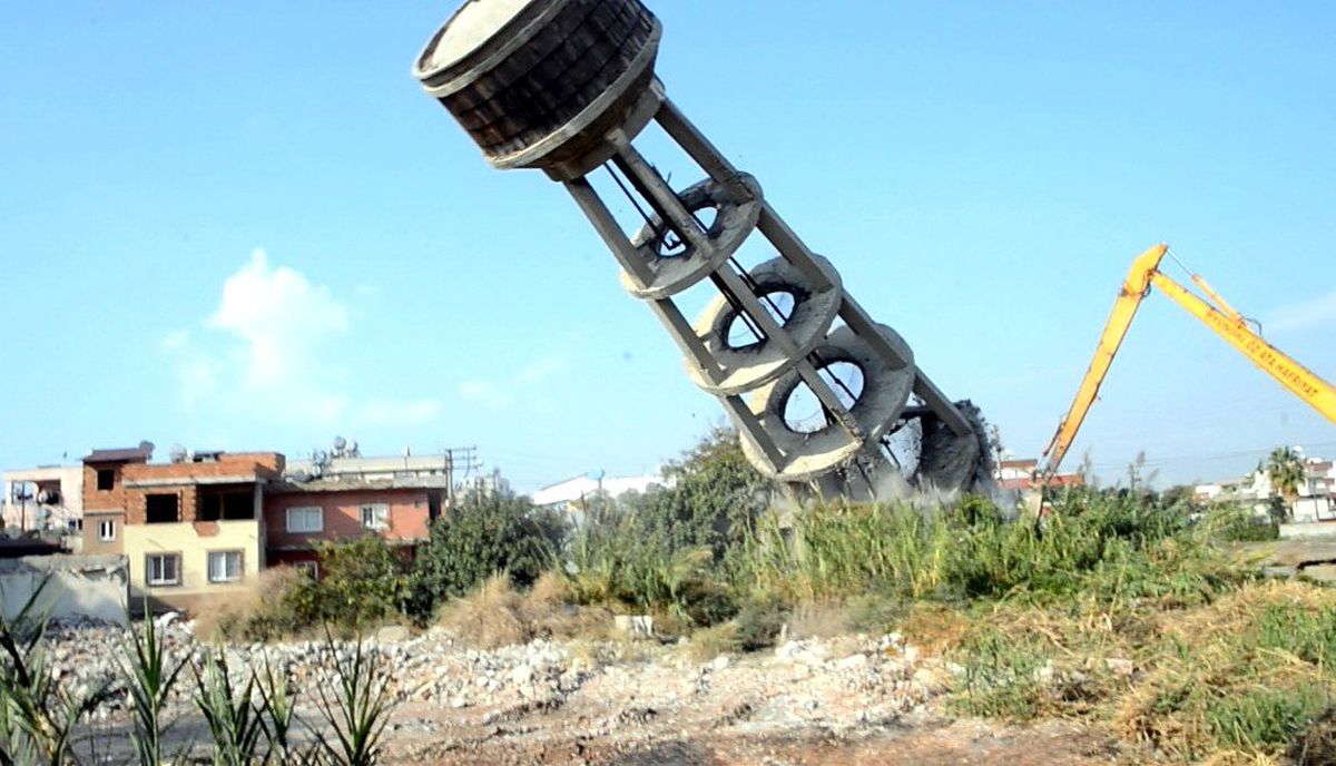 Mersin\'de tehlike oluşturan su kulesi yıkıldı