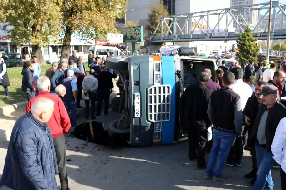 Minibüsün kaza anı güvenlik kamerasında