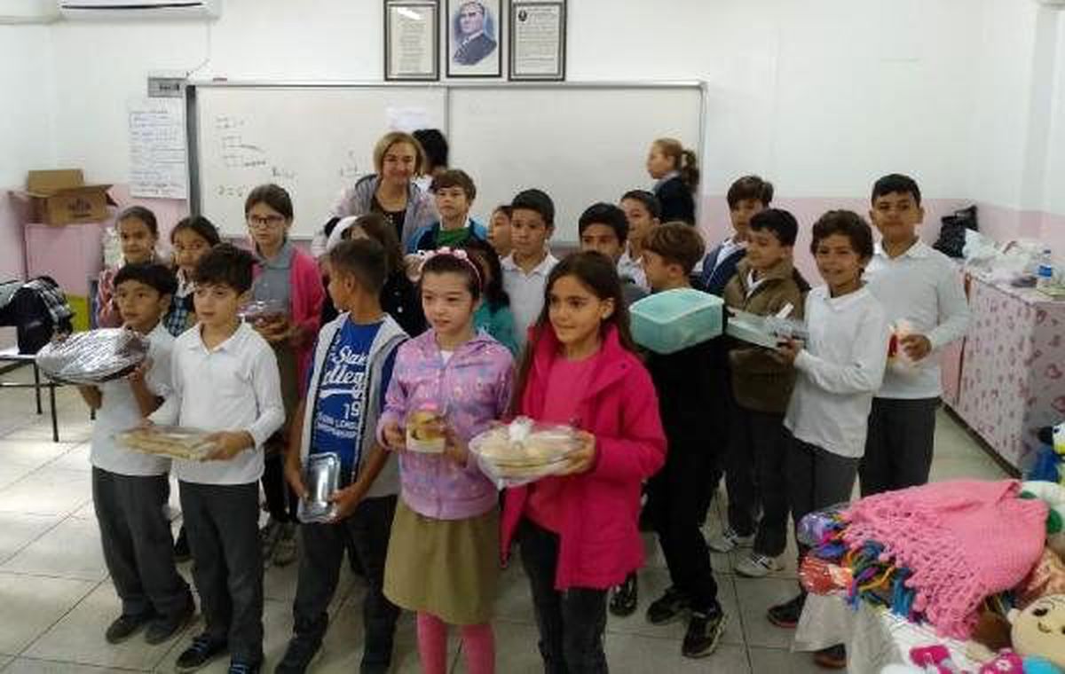 Minikler, kermeste satış yaparak lösemili yaşıtlarına destek oldu