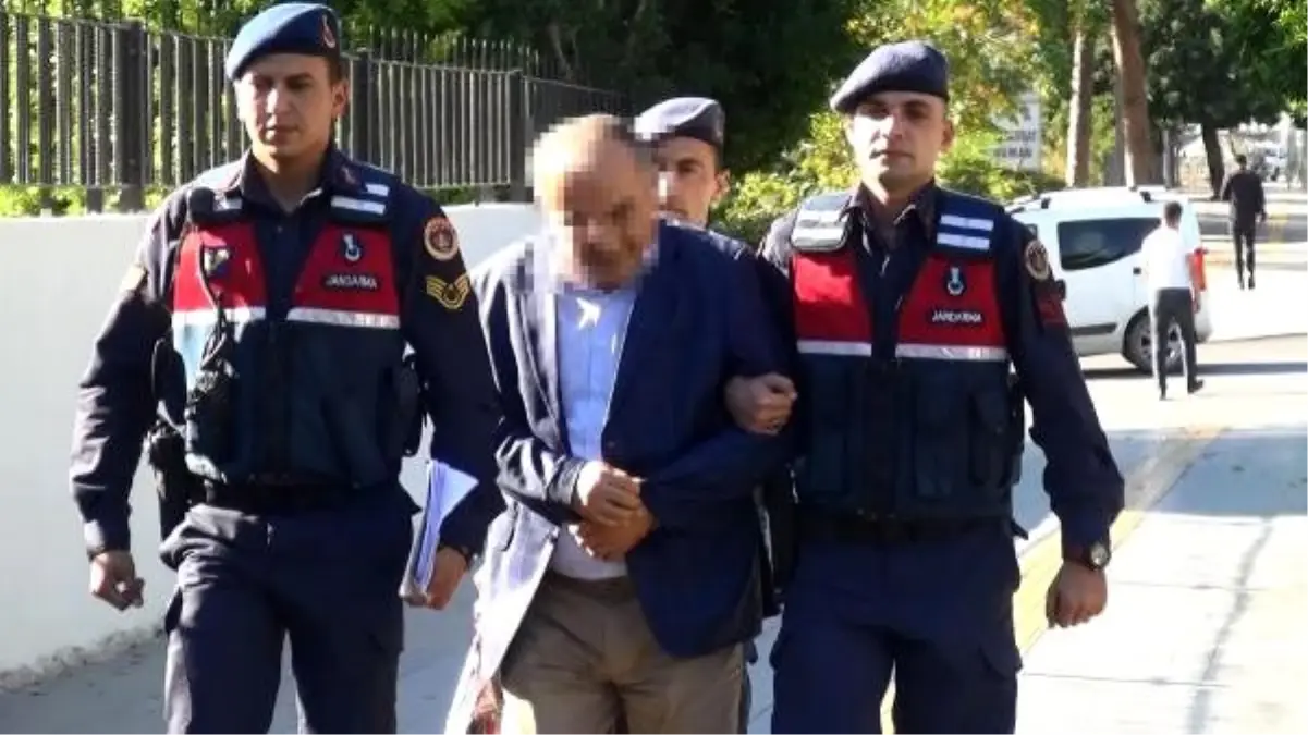 Muayenehanesinden FETÖ elebaşının kitabı çıkan doktor adliyede