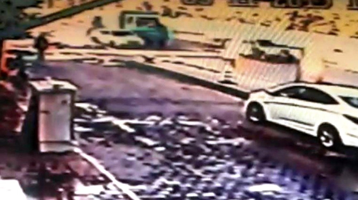 Otomobille kamyonet çarpıştı: 1 yaralı