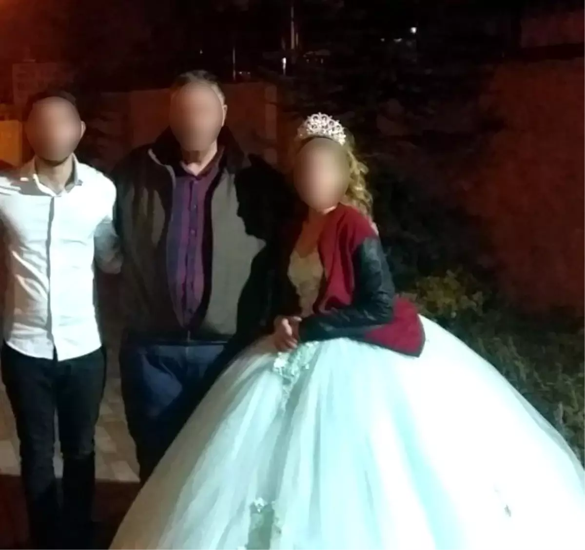 (Özel) Çocuk gelin ve damat önce karşılıklı göbek attı, sonra pencereden kaçtı