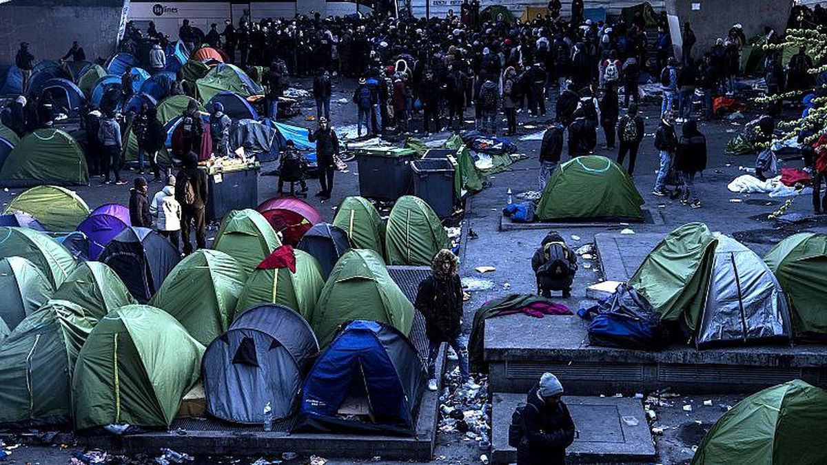 Paris sokaklarında kamp kuran bin 600 göçmen tahliye edildi
