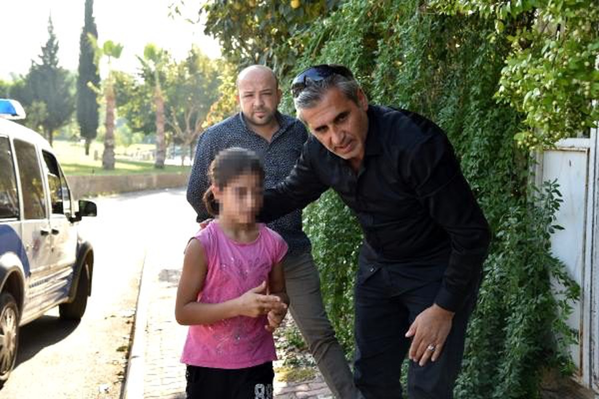 Parkta dövülen küçük kızı polis teselli etti