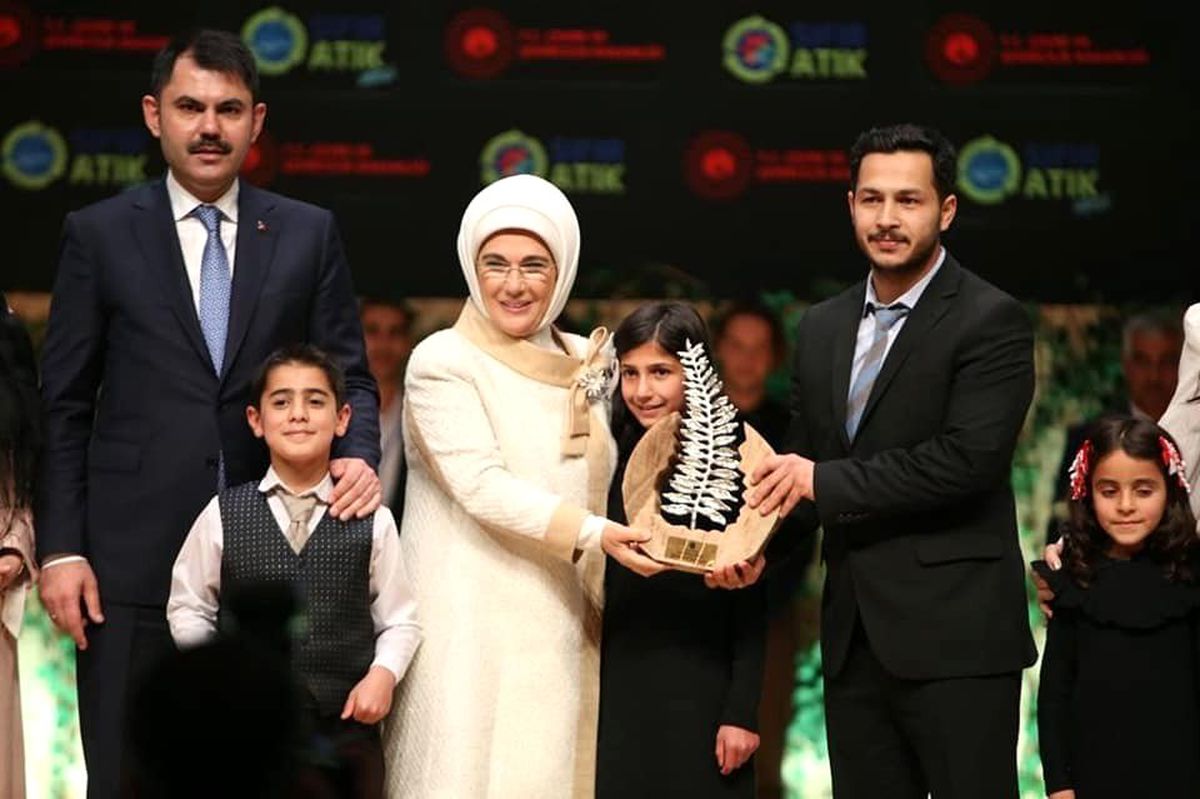 Pet şişelerden duvar ören öğretmenlere ödül
