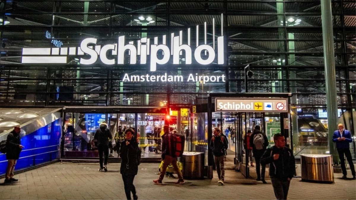 Pilot yanlışlıkla uçağın kaçırılma alarmını harekete geçirdi, Amsterdam\'daki Schiphol Havaalanı...