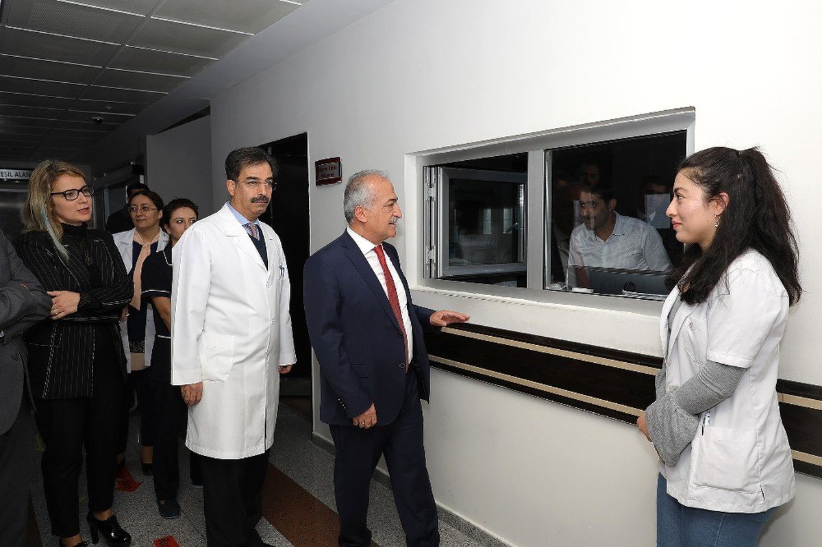 Rektör Çomak\'lı hastaları ziyaret etti