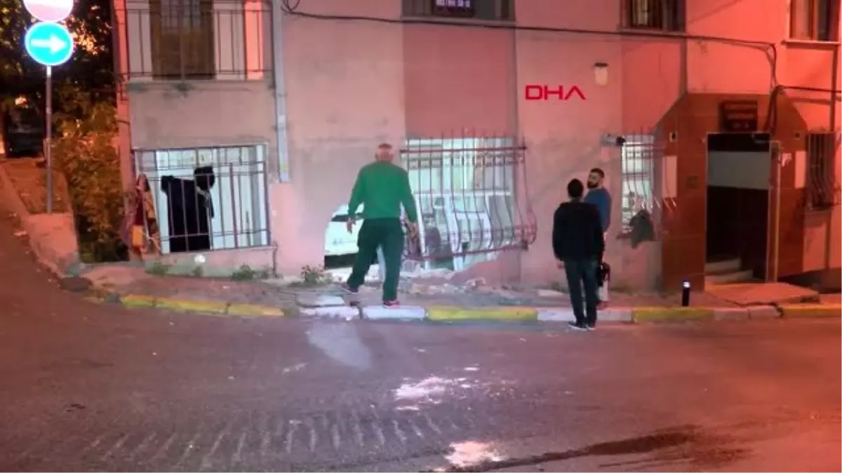 Şişli\'de otomobil evin salonuna daldı