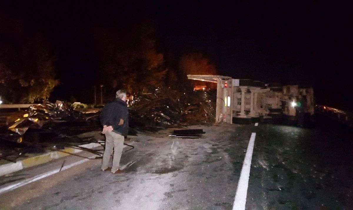 Tır devrildi, Zonguldak-Düzce karayolu trafiğe kapandı