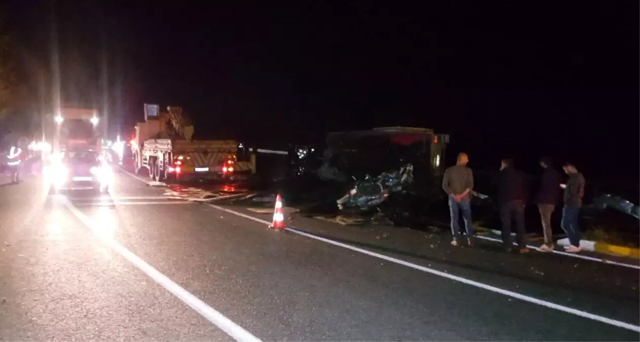 Tır devrildi, Zonguldak-Düzce karayolu trafiğe kapandı