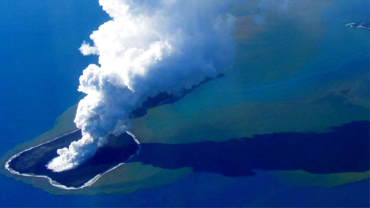 Tonga\'da denizaltı yanardağı patladı, bir ada battı, üç kat daha büyük bir ada doğdu