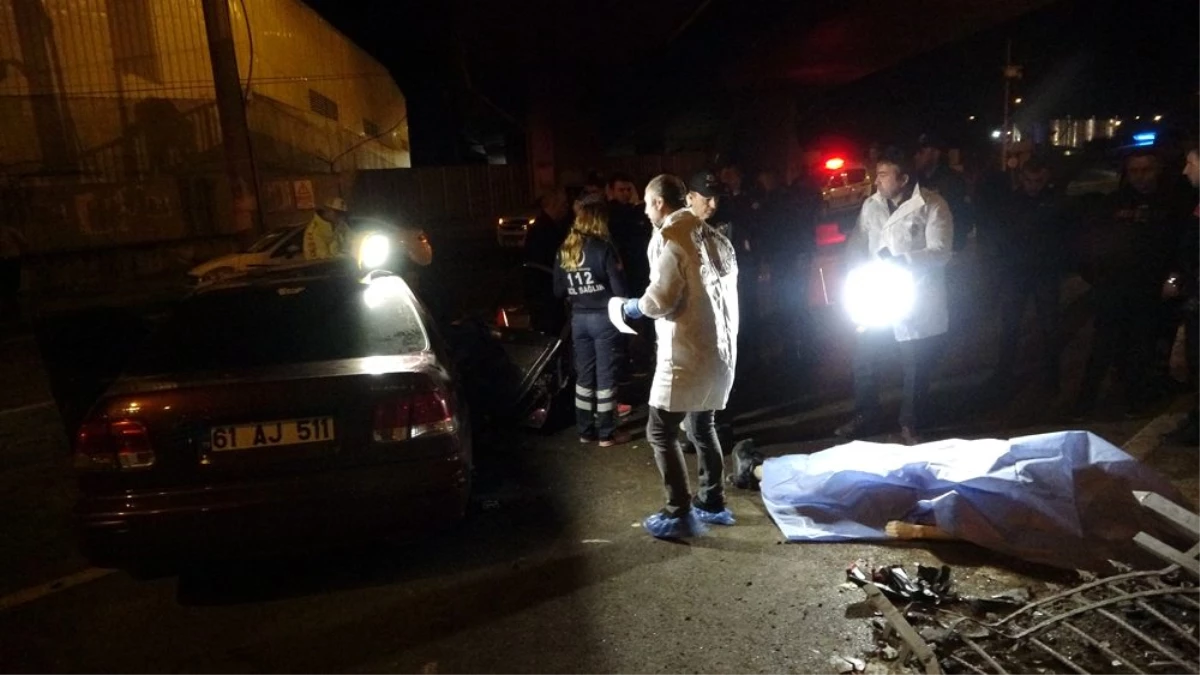 Trabzon\'da köprü ayağına çarpan otomobilde 2 kişi öldü, 3 kişi ağır yaralı