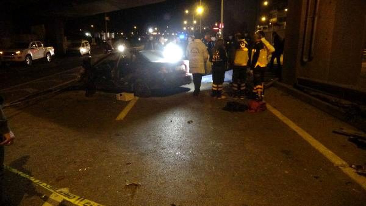 Trabzon\'da otomobil viyadük ayağına çarptı; 2 ölü, 3 yaralı