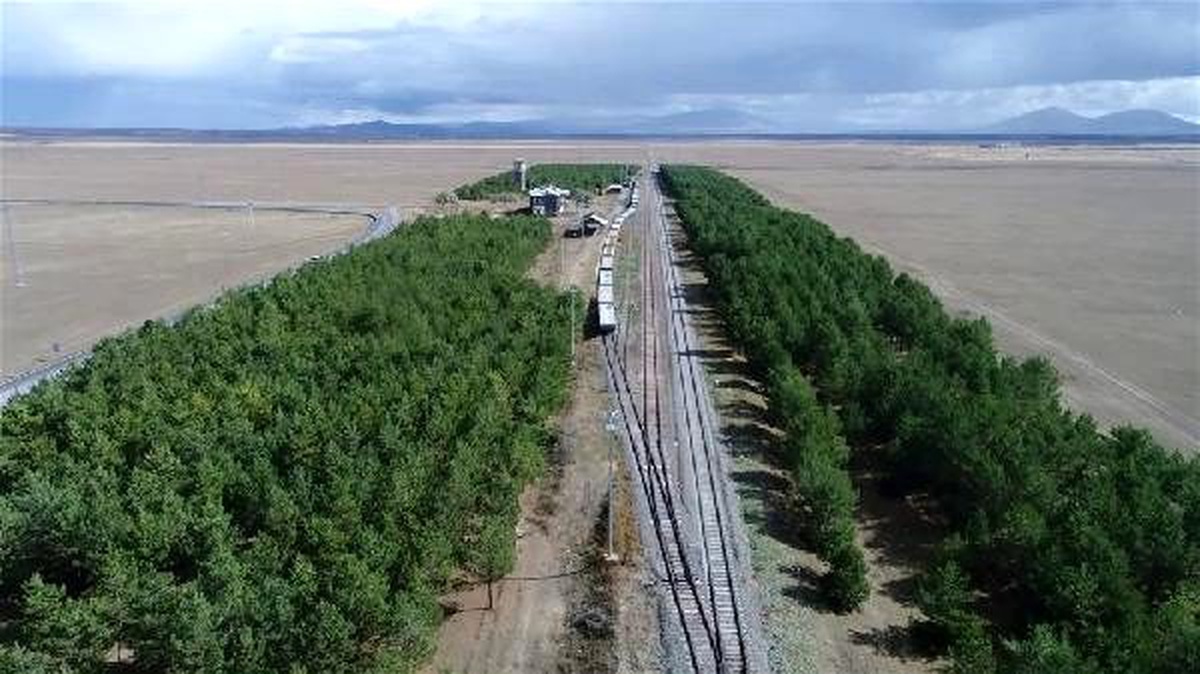 Tren istasyonu, bozkırın ortasında vaha gibi