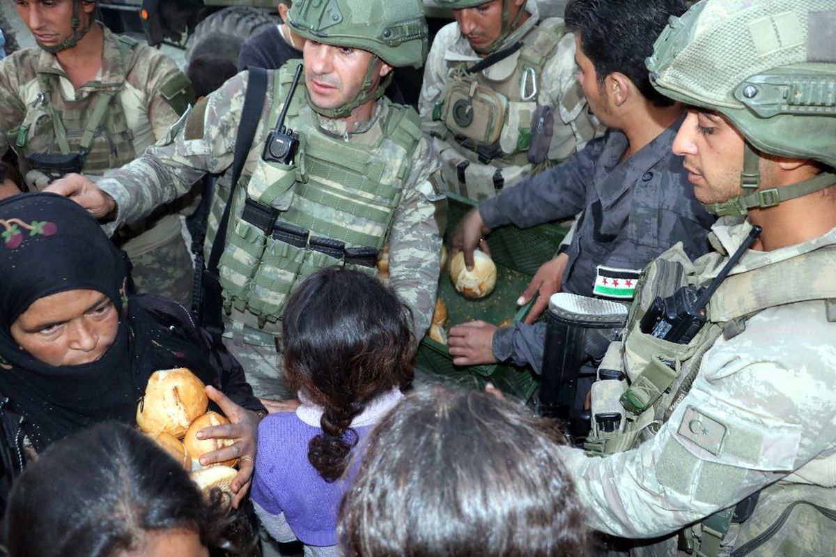 TSK, Resulayn\'da günde 5 bin kişiye sıcak ekmek dağıtıyor