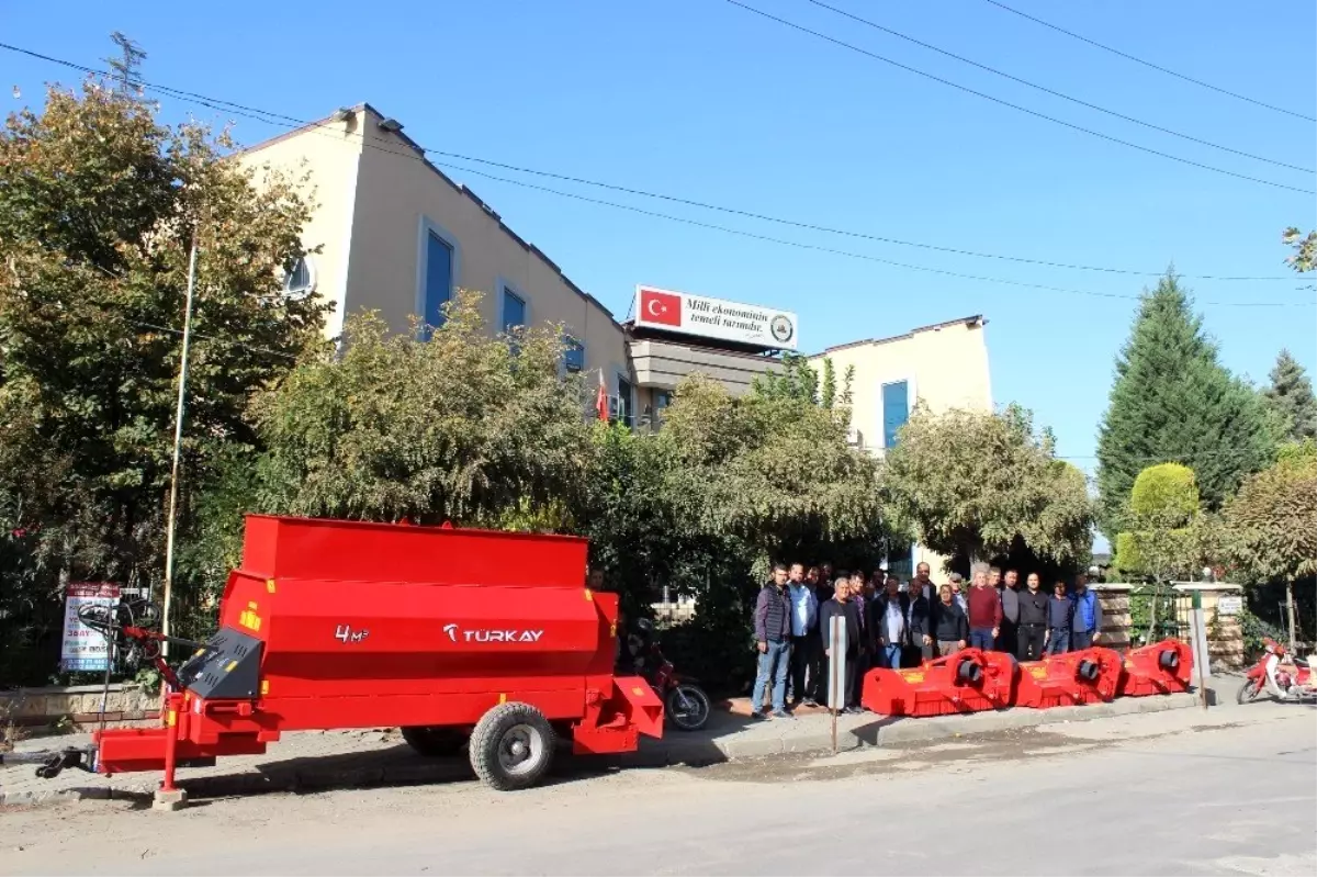 Yeni ekipmanlar Salihli çiftçisinin hizmetine sunuldu