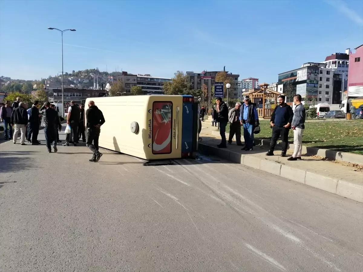 Zonguldak\'ta yolcu minibüsü devrildi: 9 yaralı