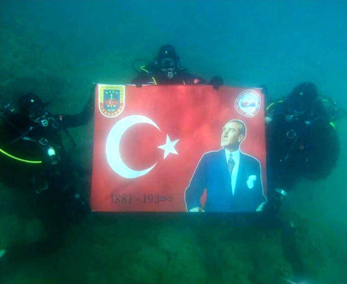 Adana\'da jandarma timi "Ata\'ya saygı" için daldı