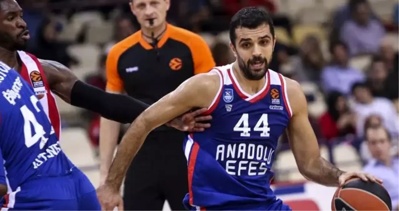 Anadolu Efes deplasmanda Olympiakos\'u dağıttı