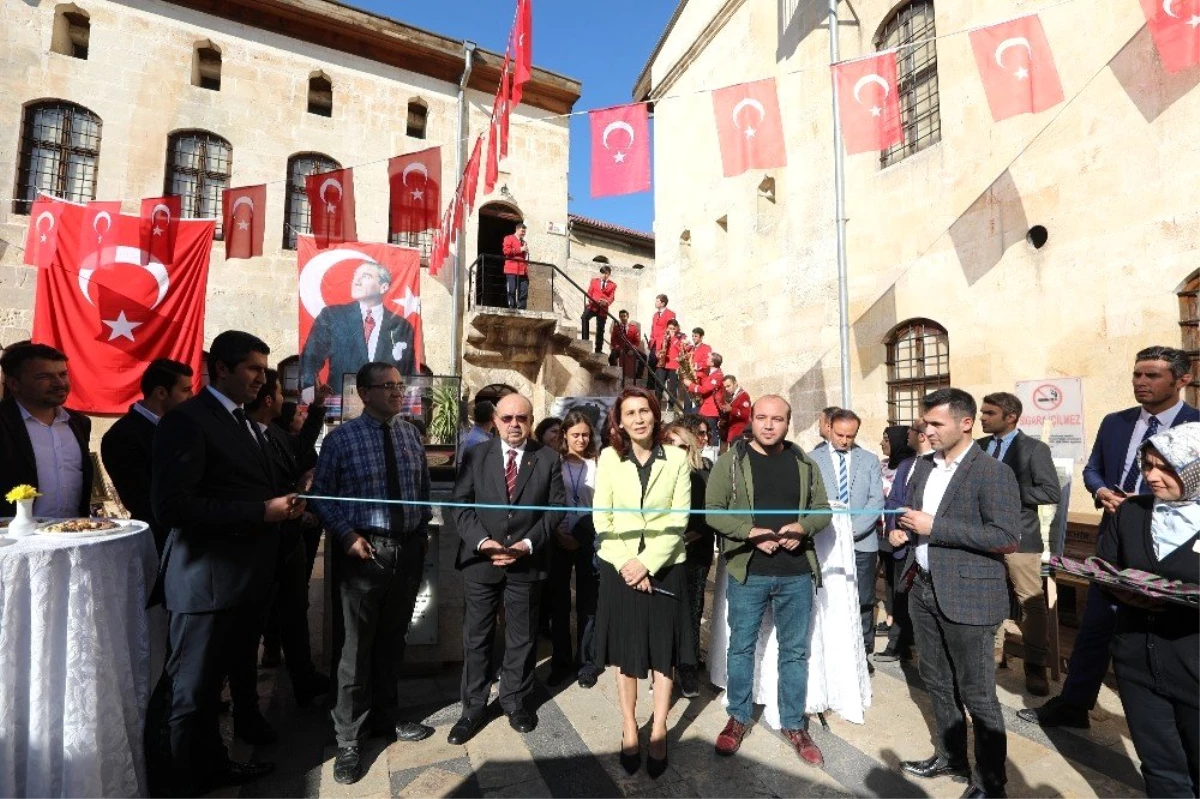 "Atatürk" temalı sergi açıldı