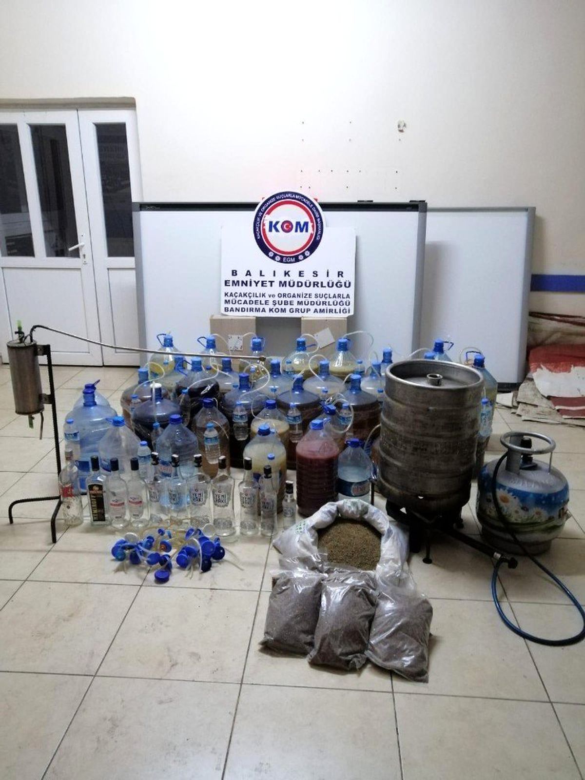 Bandırma\'da kaçak içki deposuna baskın
