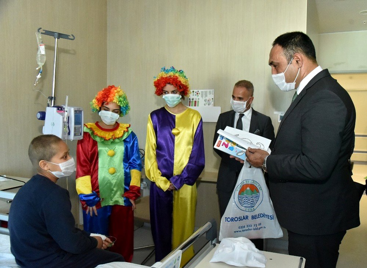 Başkan Yılmaz maske taktı, lösemili çocuklara moral verdi