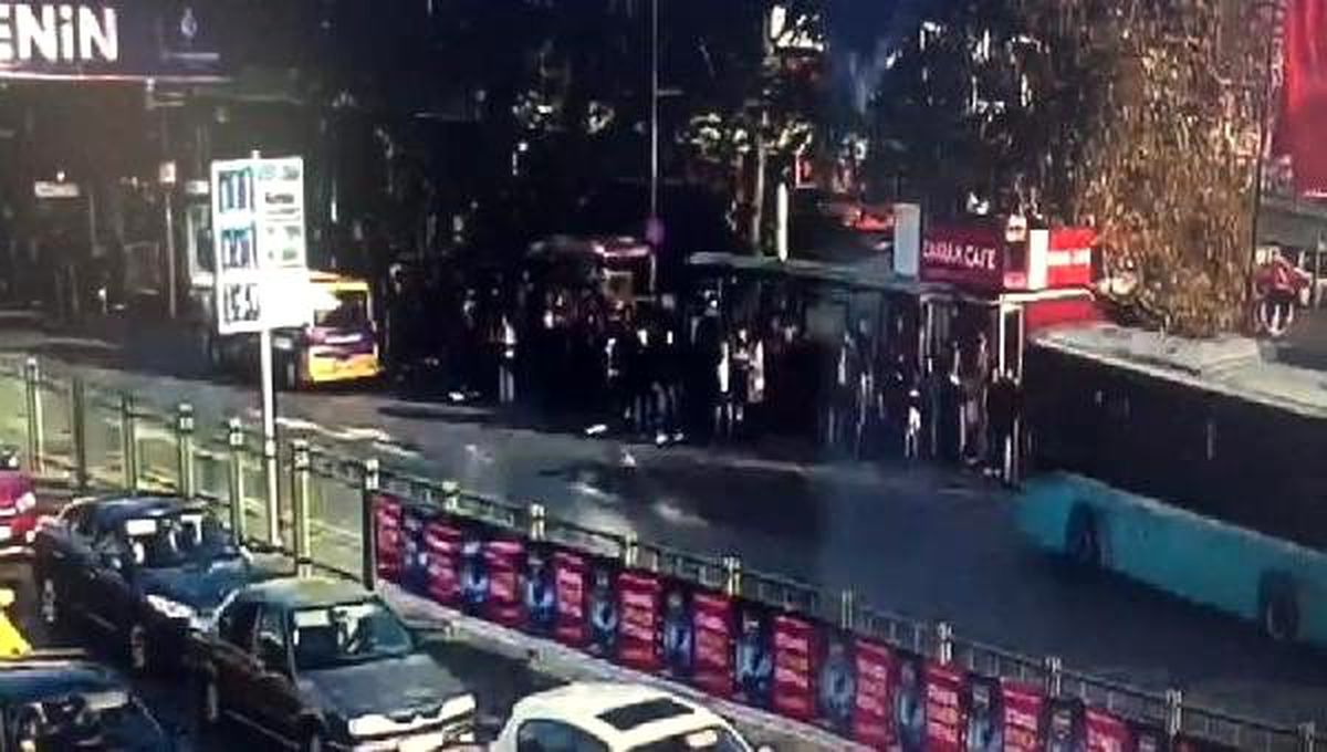 Beşiktaş\'ta otobüs durağa böyle daldı