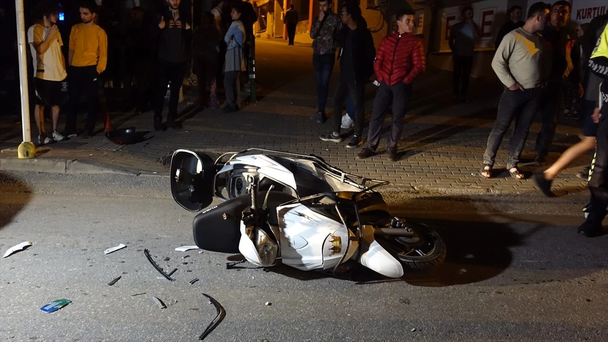 Bursa\'da otomobille çarpışan motosikletin sürücüsü ağır yaralandı