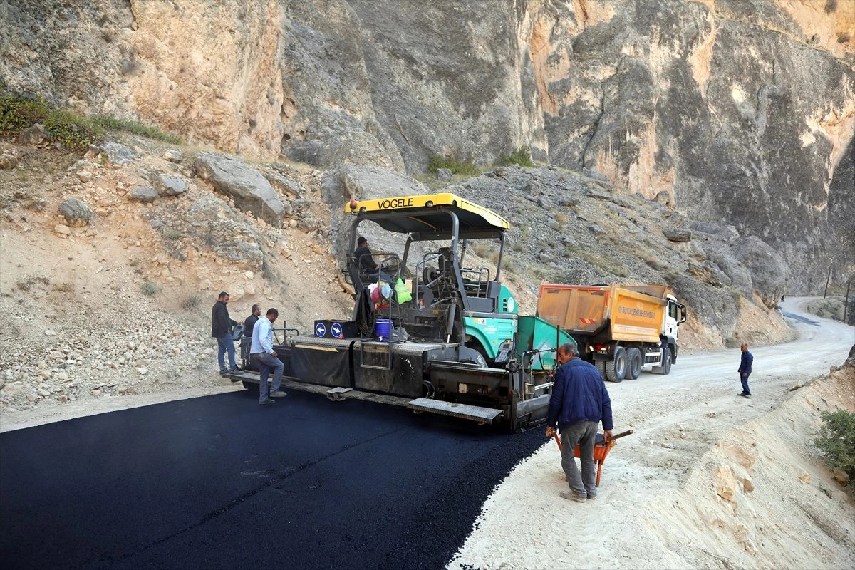 Darende\'de Hacılar Mahallesi grup yolu asfaltlandı