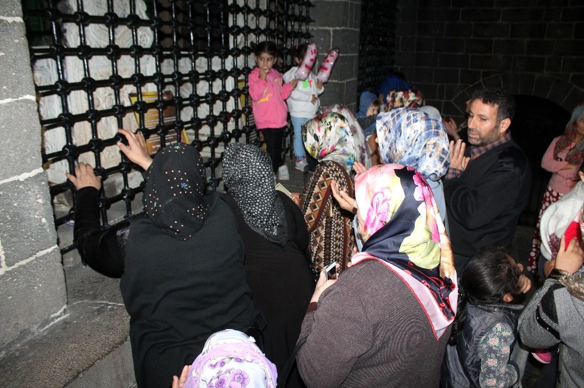 Diyarbakır\'da evlat nöbeti tutan aileler Hz. Süleyman Camii\'ni ziyaret etti