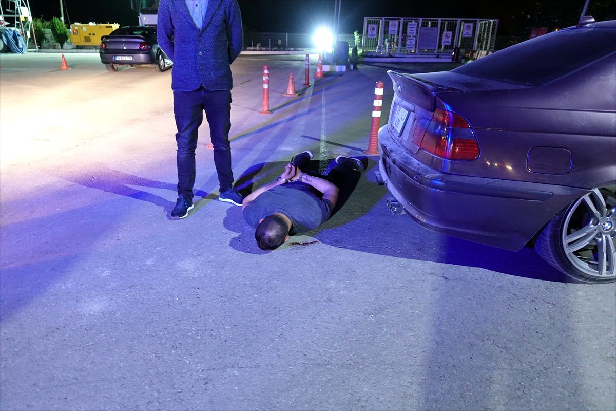 "Dur" ihtarına uymayan şüphelilerin ateş etmesi sonucu bir polis yaralandı