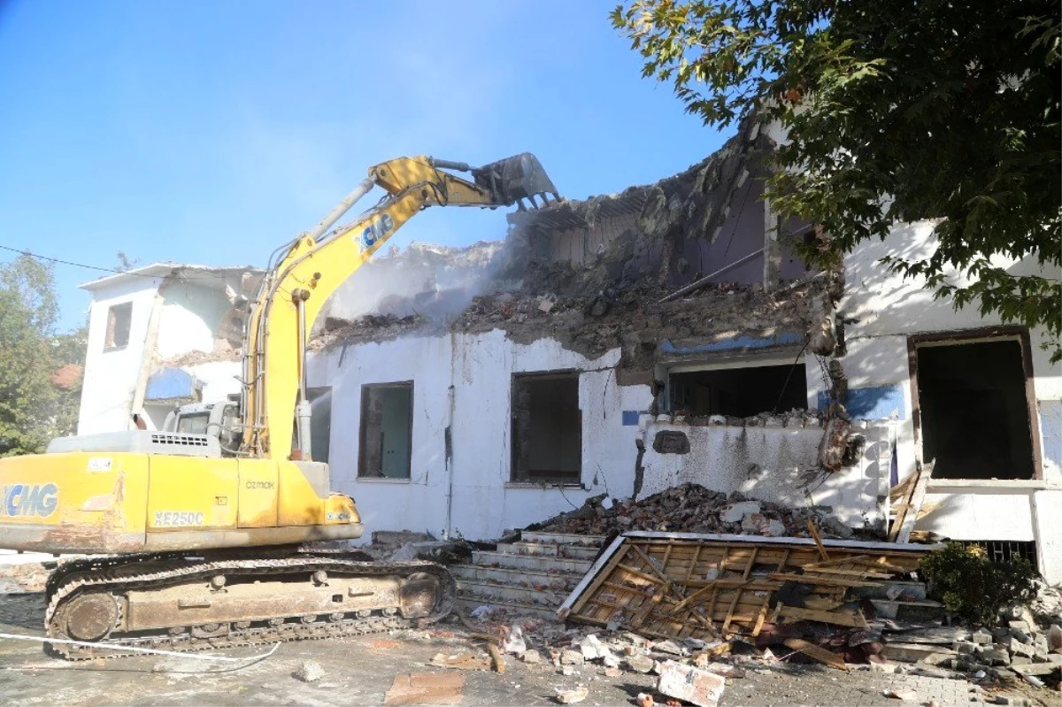 Eskimalatya\'da bulunan eski belediye binasının yıkımı için ilk kepçe vuruldu
