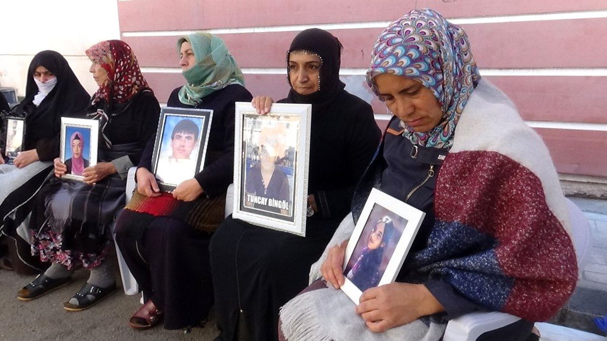 HDP önündeki ailelerin evlat nöbeti 67\'nci günde