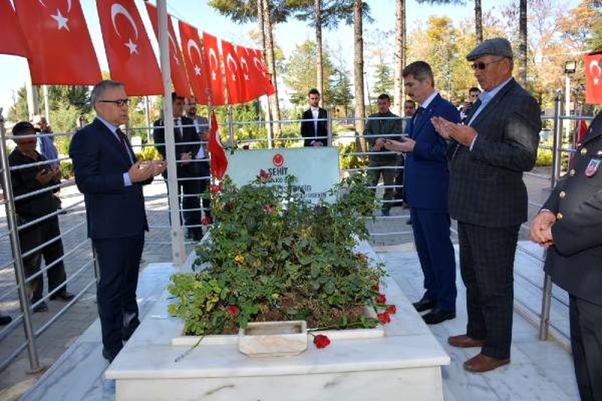 İçişleri Bakan Yardımcısı İnce, Ömer Halisdemir\'in kabrinde dua etti