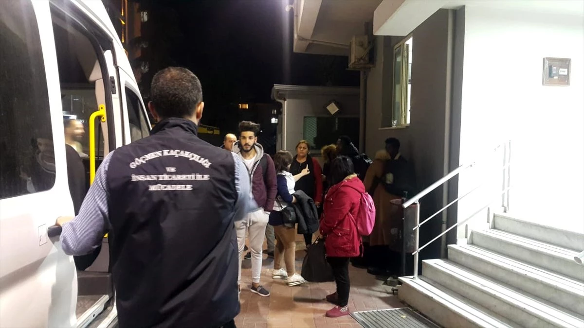 İzmir\'de göçmen kaçakçılığı operasyonu
