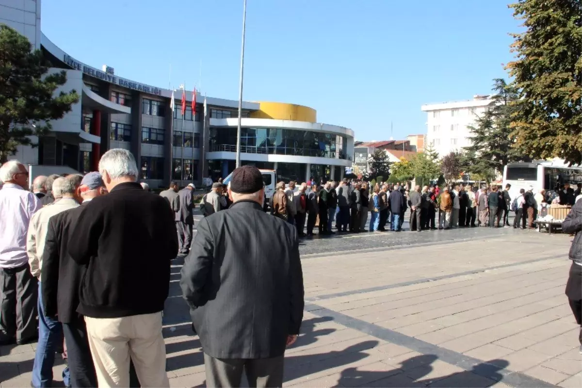 Kızılay etli pilav dağıttı uzun kuyruklar oluştu