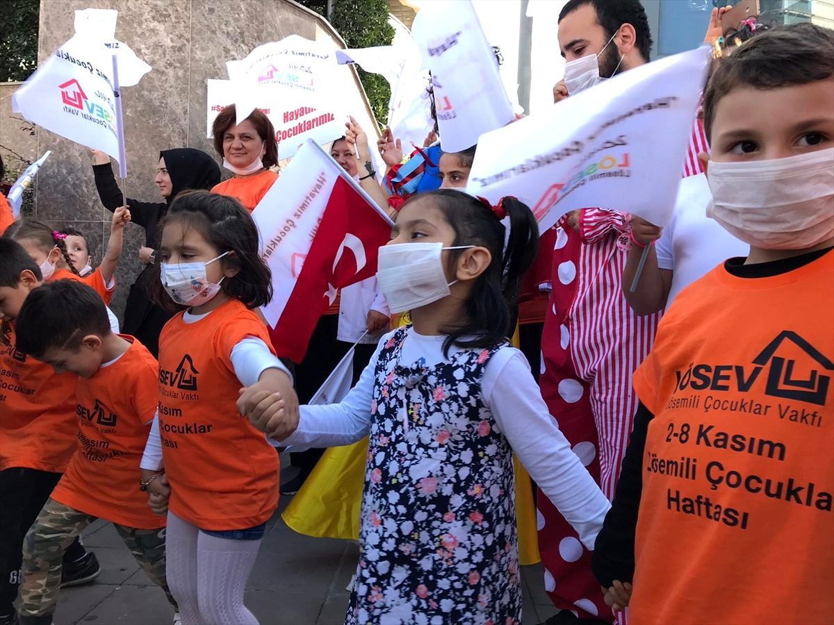 LÖSEV\'liler, Beşiktaş\'ta maskeli farkındalık yürüyüşü yaptı