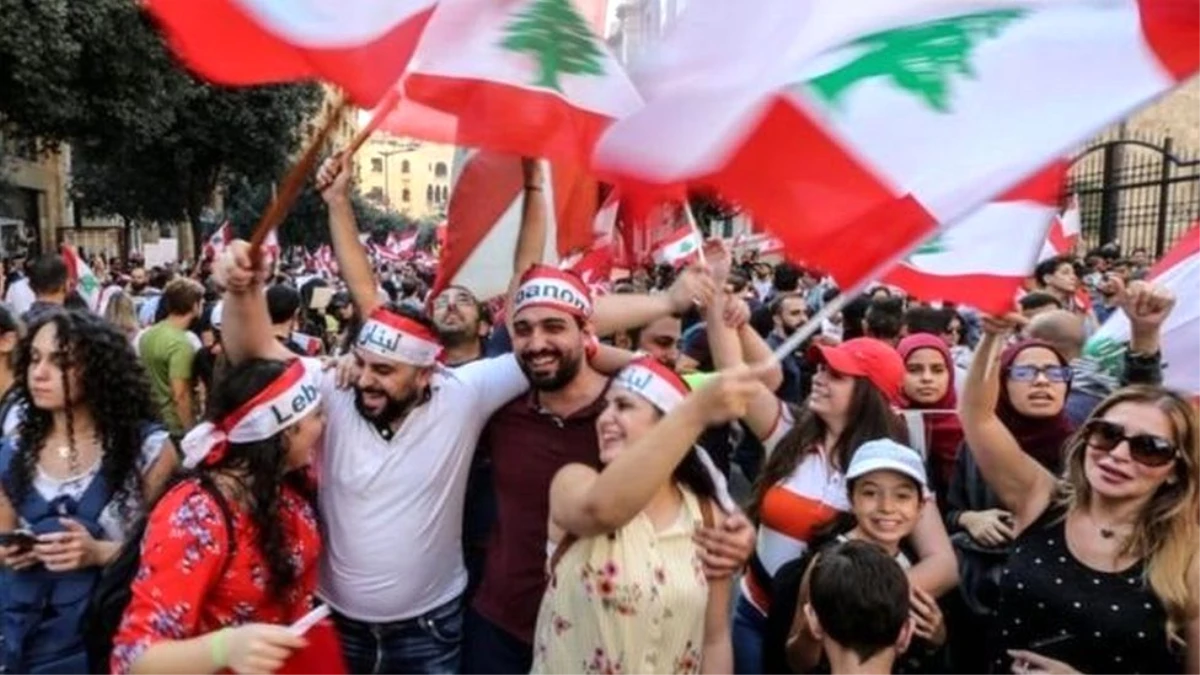 Lübnan\'daki protestolar: WhatsApp vergisi ülkedeki derin krizi nasıl ortaya çıkardı?