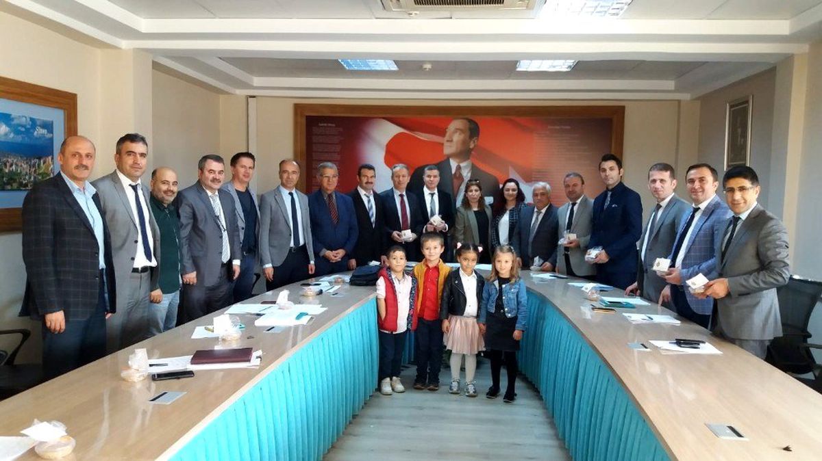 Minikler valilik binasında helva dağıttı