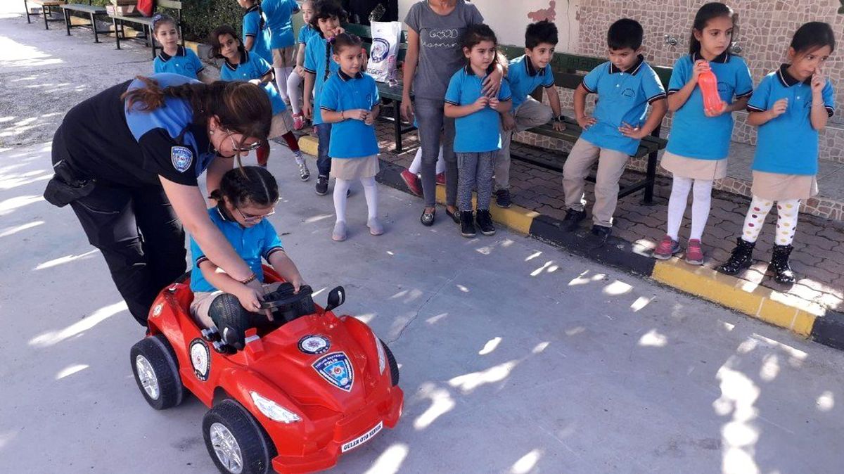 Miniklere uygulamalı trafik eğitimi