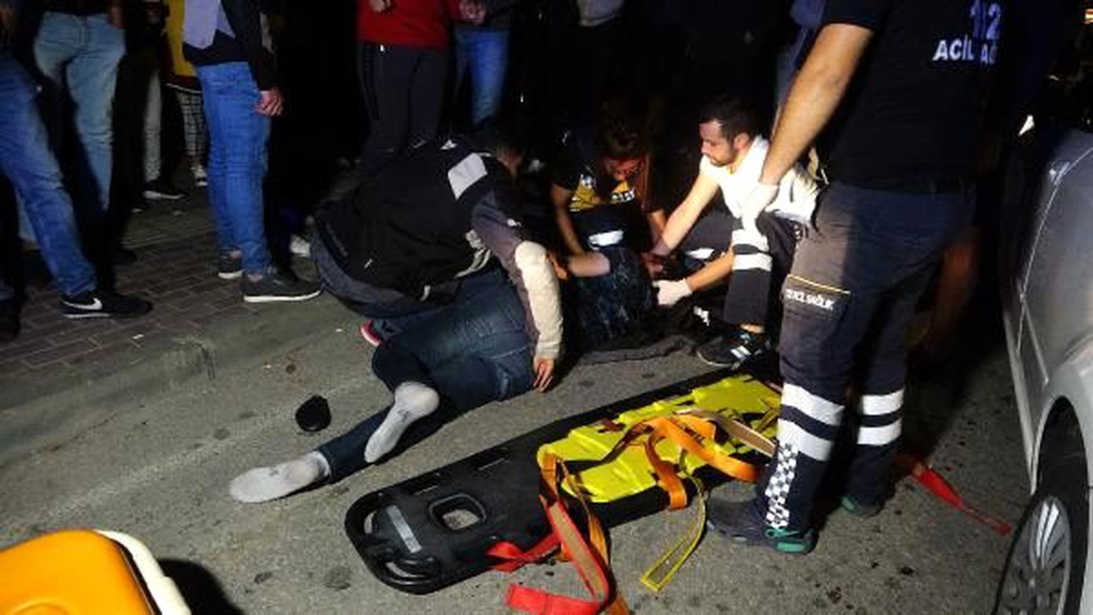 Motosiklet otomobil ile çarpıştı: 1\'i ağır 2 yaralı