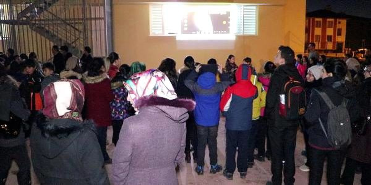 Öğrenciler okulun bahçesinde ayın evrelerini izledi