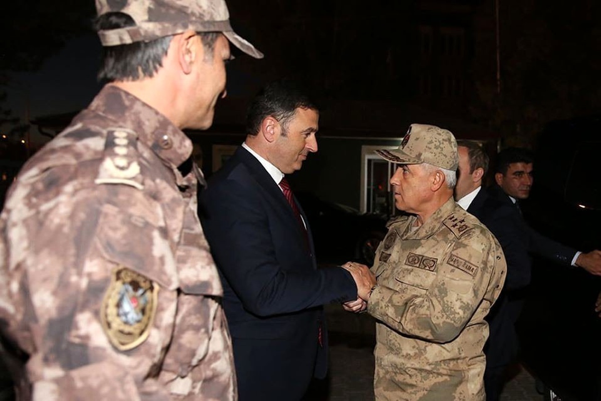 Orgeneral Arif Çetin, İl Emniyet Müdürlüğü ve İl Jandarma Komutanlığı\'nı ziyaret etti